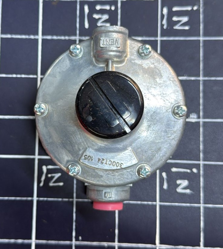 REGULADOR GAS BAJA FISHER PLOMO 250 PSI 1/4NH 9-13CW 3/8NH 201000 BTU